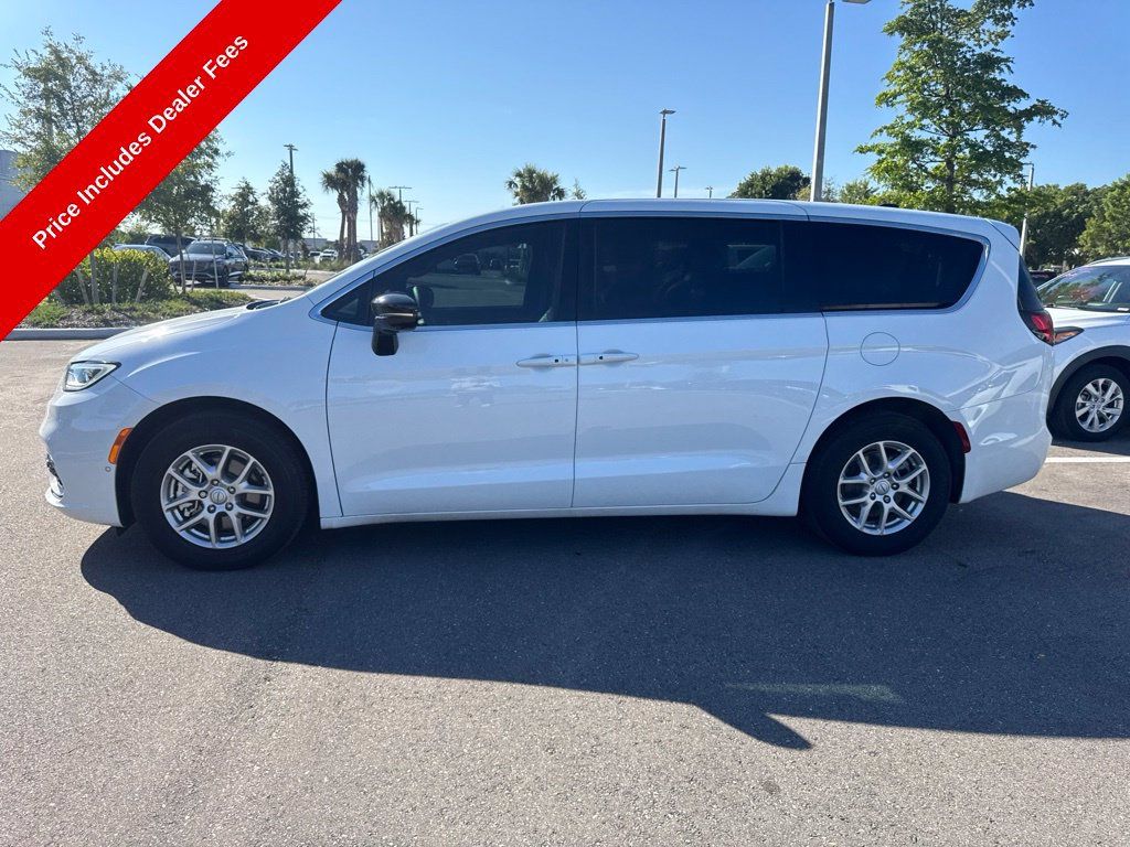 Used 2026 Chrysler Pacifica Select FWD image 3