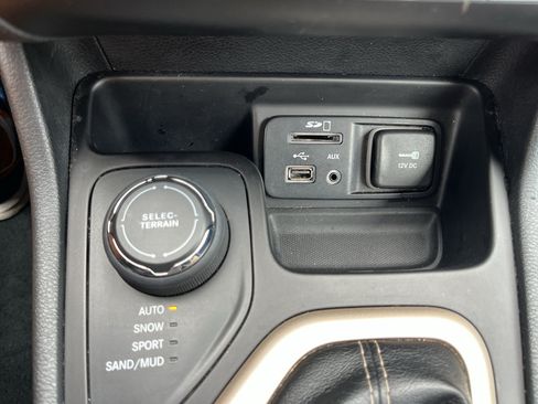 Used 2016 Jeep Cherokee Limited AWD/4WD image 22