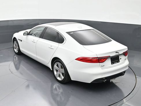 Used 2018 Jaguar XF image 13