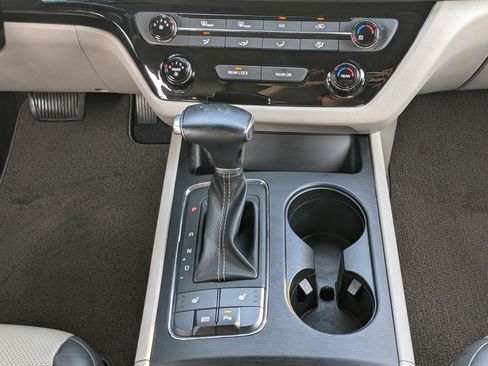 Certified 2018 Kia Sedona LX w/ LX Essentials Premium Package image 15