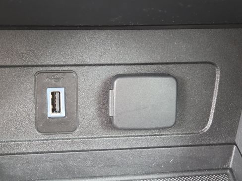 Used 2017 Ford Escape SE w/ SE Cold Weather Package FWD image 4
