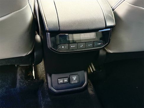 Used 2023 Toyota Highlander Bronze Edition image 28