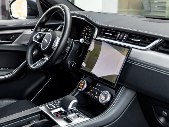 Certified 2025 Jaguar F-PACE R-Dynamic S AWD/4WD image 40