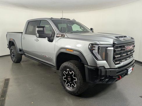 Used 2025 GMC Sierra 2500 AT4X image 2