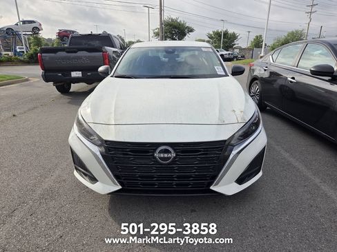 Used 2025 Nissan Altima 2.5 SV FWD image 2