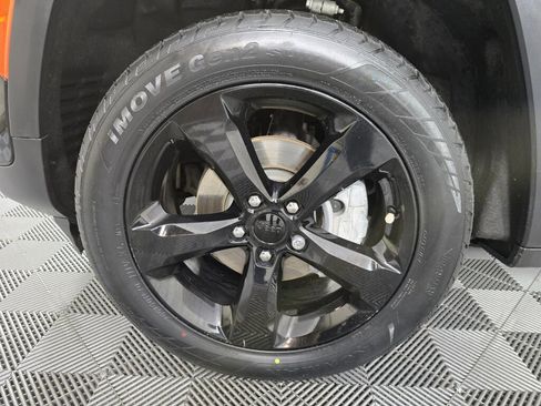 Used 2023 Jeep Grand Cherokee Limited w/ Black Appearance Package image 11