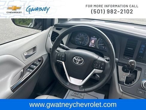 Used 2015 Toyota Sienna XLE Premium FWD image 27