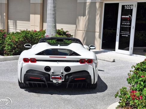 Used 2024 Ferrari SF90 Spider image 32