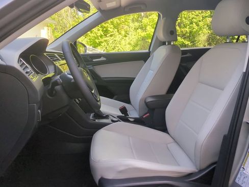 Used 2021 Volkswagen Tiguan SE AWD/4WD image 21
