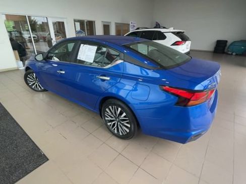 Used 2025 Nissan Altima 2.5 SV FWD image 8