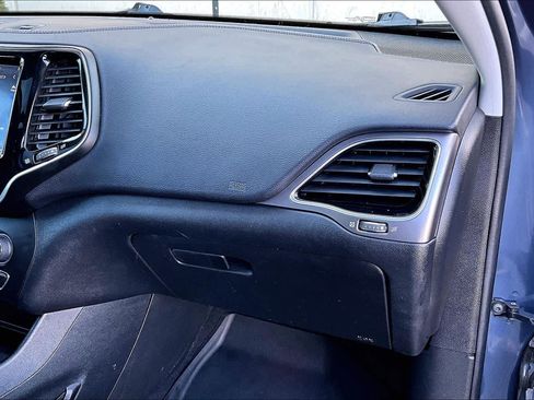 Used 2019 Jeep Cherokee Limited image 19