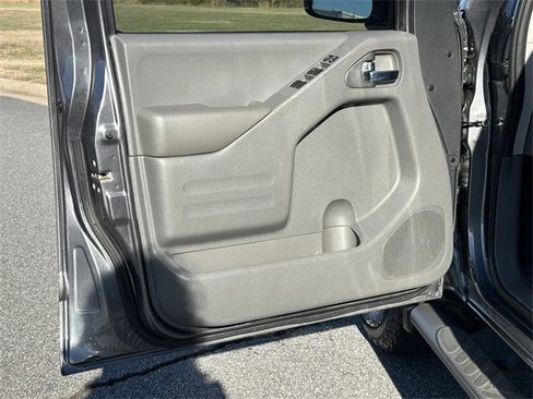 Used 2019 Nissan Frontier SV image 11