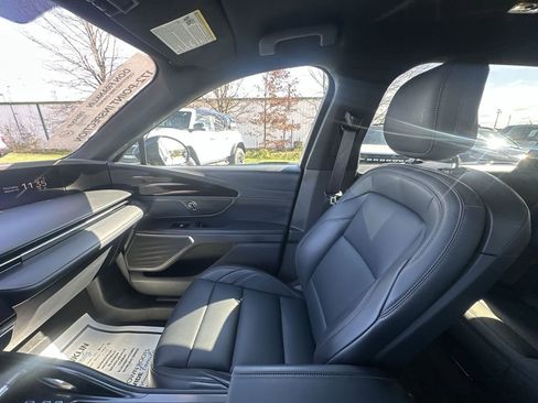 Used 2025 Lincoln Nautilus Premier w/ Jet Appearance Package image 11