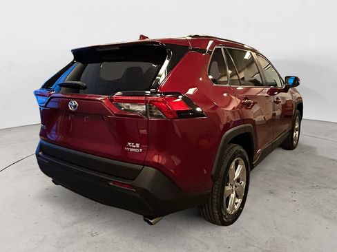 Used 2021 Toyota RAV4 XLE Premium AWD/4WD image 5