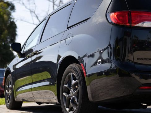 Used 2019 Chrysler Pacifica Touring-L w/ Advanced Safetytec Group FWD image 8