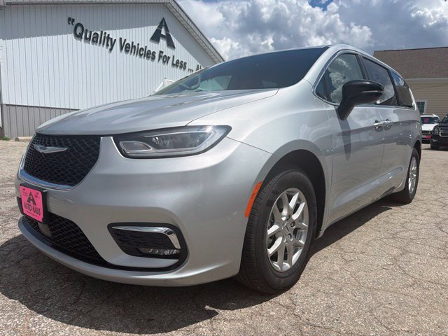 Used 2024 Chrysler Pacifica Touring-L FWD image 12