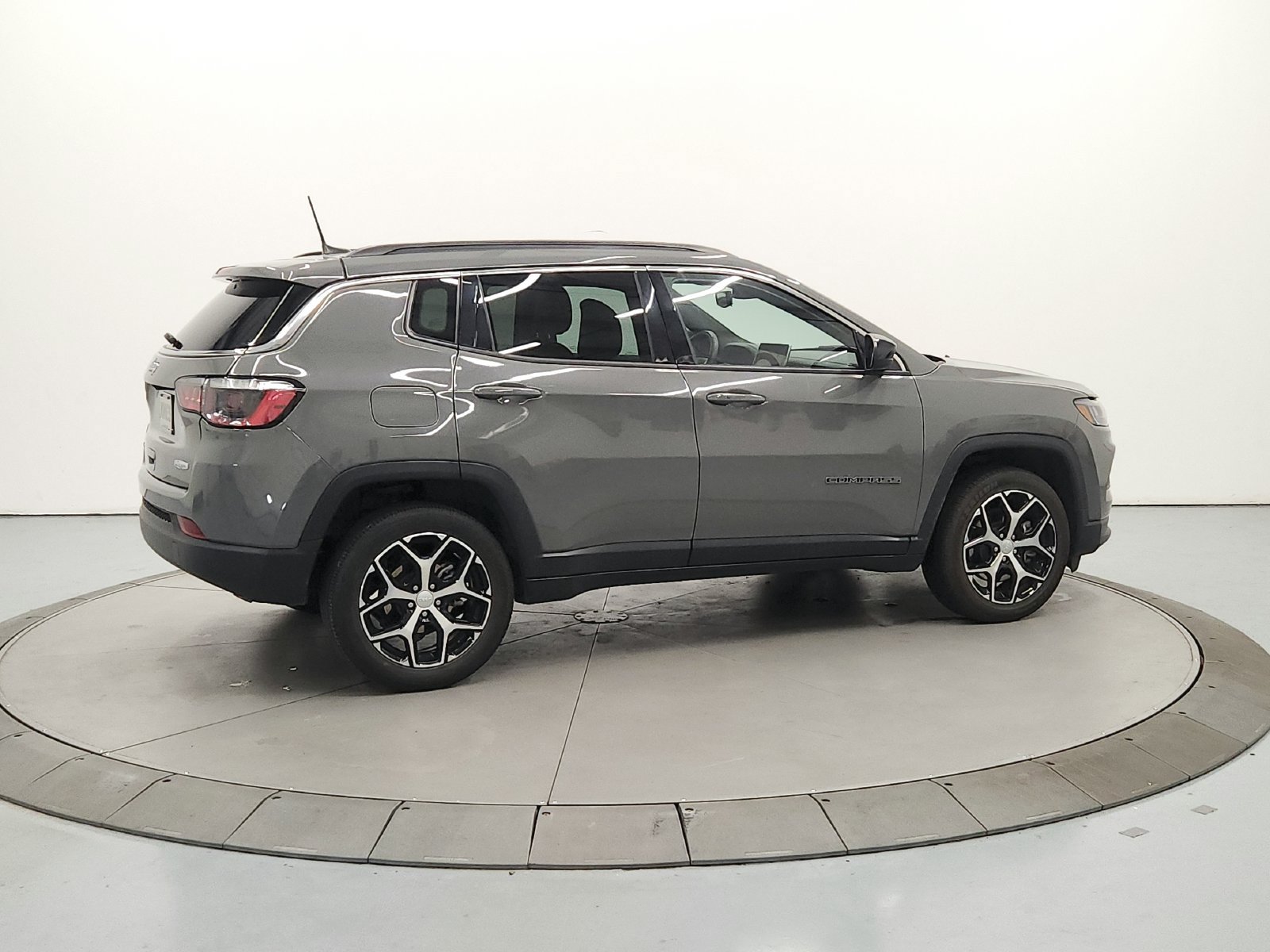 Used 2024 Jeep Compass Latitude AWD/4WD image 8