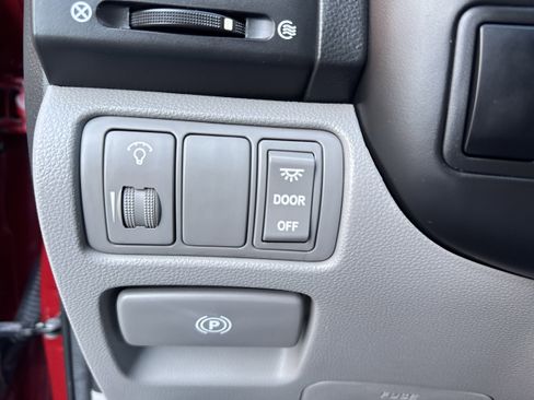 Used 2008 Hyundai Entourage GLS image 25