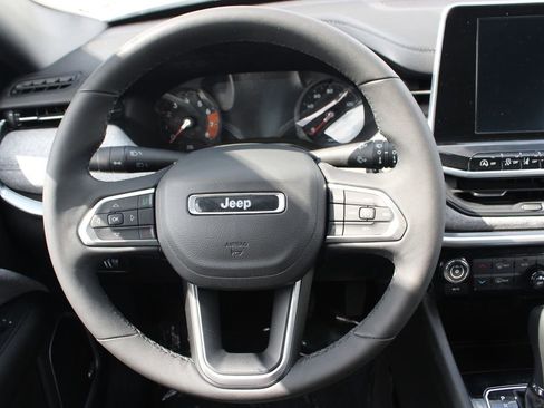 Used 2025 Jeep Compass Latitude w/ Sun & Sound Group AWD/4WD image 19