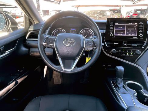 Used 2021 Toyota Camry LE image 4