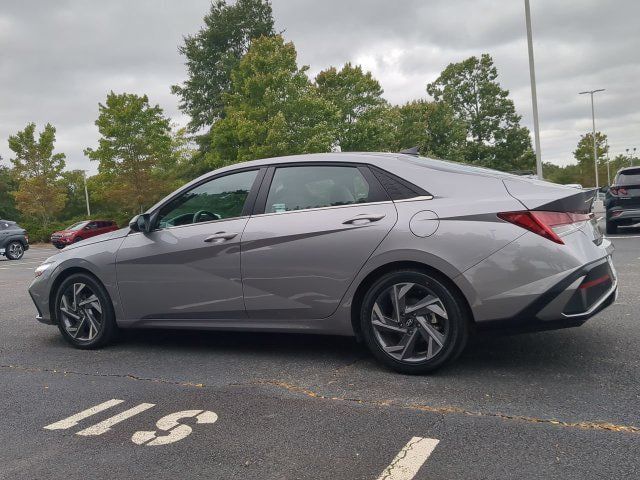 Used 2025 Hyundai Elantra Limited FWD image 6