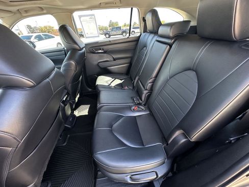 Used 2023 Toyota Highlander XLE FWD image 20