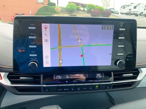 Used 2024 Toyota Sienna XSE FWD image 8