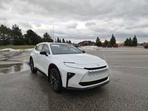 Used 2025 Toyota Crown Signia w/ Advanced Technology Package image 3