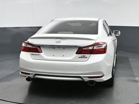 Used 2017 Honda Accord Touring image 6