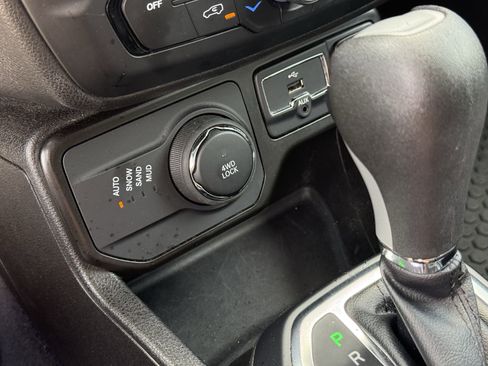 Used 2023 Jeep Renegade Latitude AWD/4WD image 23