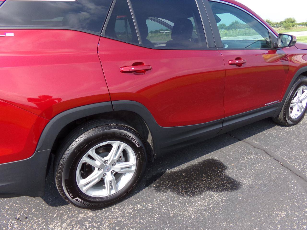 Used 2024 GMC Terrain SLE w/ Driver Convenience Package FWD image 12