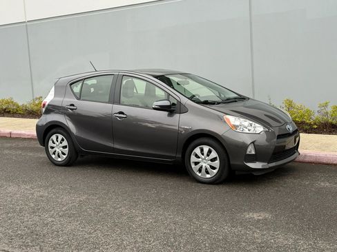 Used 2014 Toyota Prius C One image 7