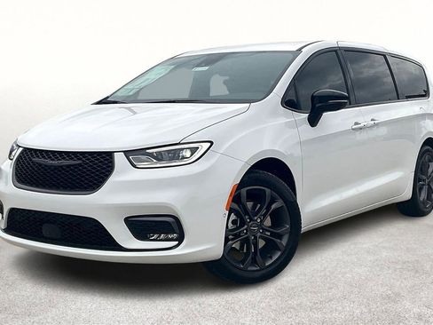 New 2026 Chrysler Pacifica Select image 2