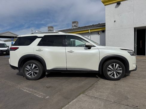 Used 2023 Nissan Pathfinder SL w/ Black Appearance Package FWD image 7