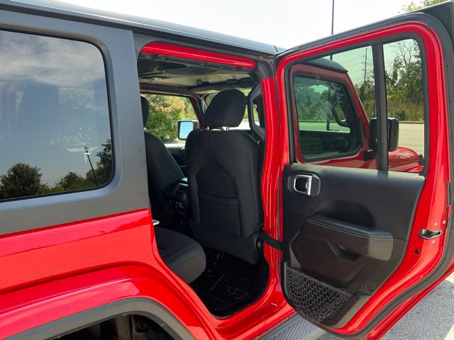 Used 2018 Jeep Wrangler Unlimited Sahara w/ Uconnect 4C Nav & Sound Group AWD/4WD image 21