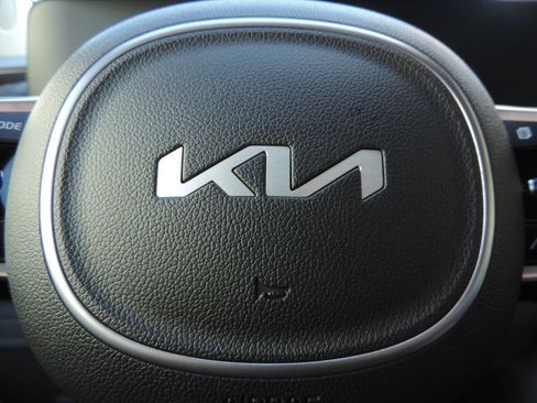 Used 2022 Kia Carnival LX image 24