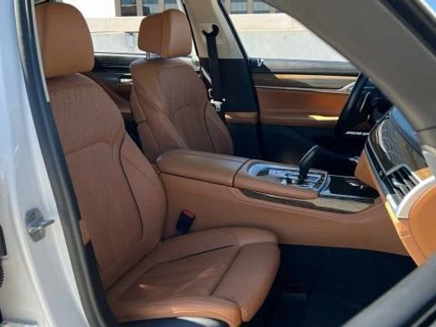 Used 2018 BMW 740i image 22