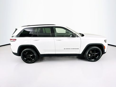 Used 2023 Jeep Grand Cherokee Limited w/ Black Appearance Package AWD/4WD image 10