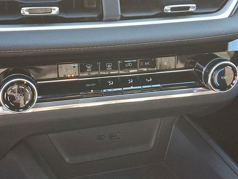 Used 2025 Chevrolet Equinox LT w/ Safety and Technology Package image 20