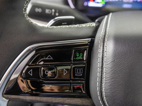 Used 2024 Jeep Grand Cherokee Overland w/ Luxury Tech Group IV AWD/4WD image 35