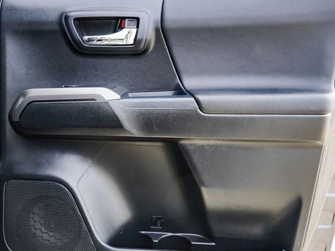 Used 2017 Toyota Tacoma TRD Off-Road w/ Premium & Technology Package image 31