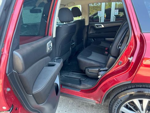 Used 2017 Nissan Pathfinder SV image 13