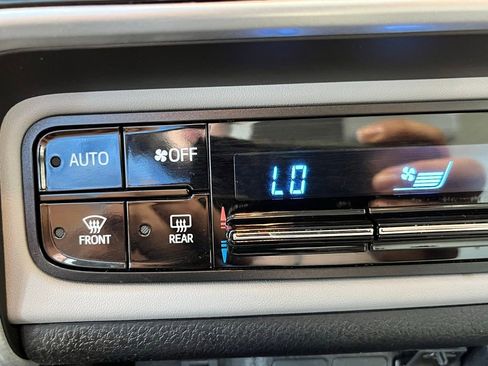 Used 2018 Toyota Corolla LE FWD image 6