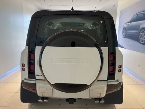 New 2024 Land Rover Defender 110 SE image 3