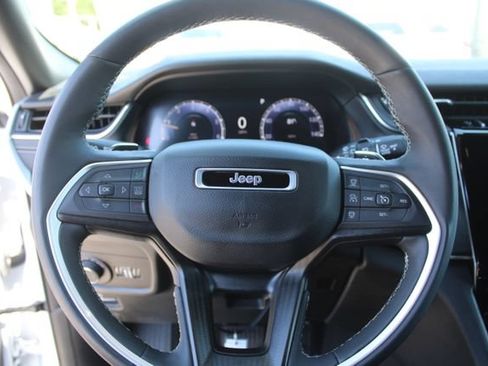 Used 2025 Jeep Grand Cherokee Altitude RWD image 15