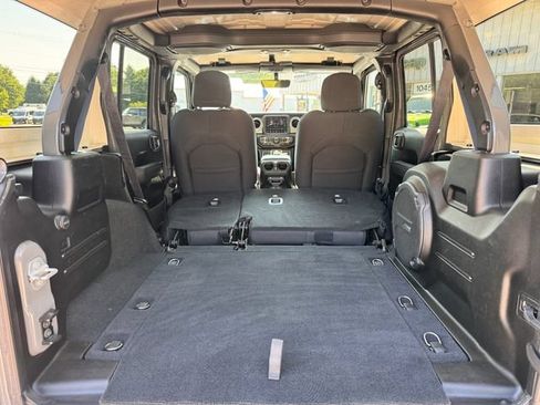 Used 2022 Jeep Wrangler Unlimited Sahara w/ LED Lighting Group AWD/4WD image 7