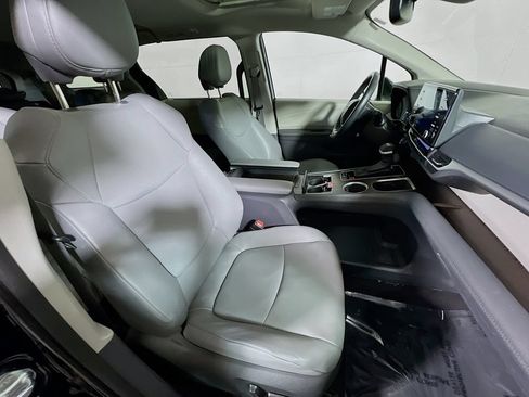 Certified 2024 Toyota Sienna XLE FWD image 25