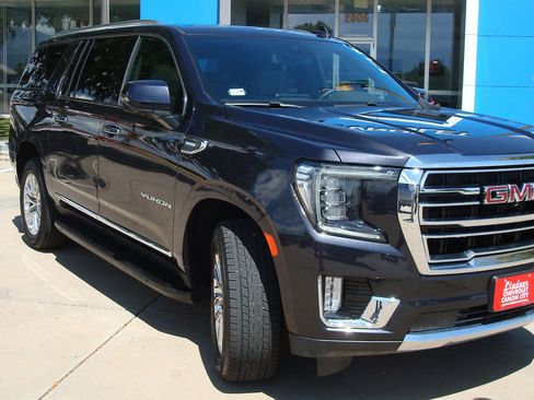 Used 2023 GMC Yukon XL SLT w/ SLT Luxury Package image 3