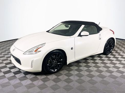 Used 2015 Nissan 370Z Touring image 4