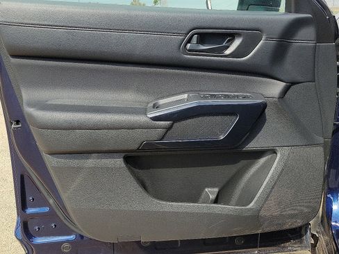 Used 2025 Nissan Pathfinder SV image 11